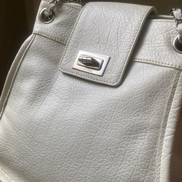 Vintage Chanel White Leather Shoulder Chain Bag - Picture 7 of 17
